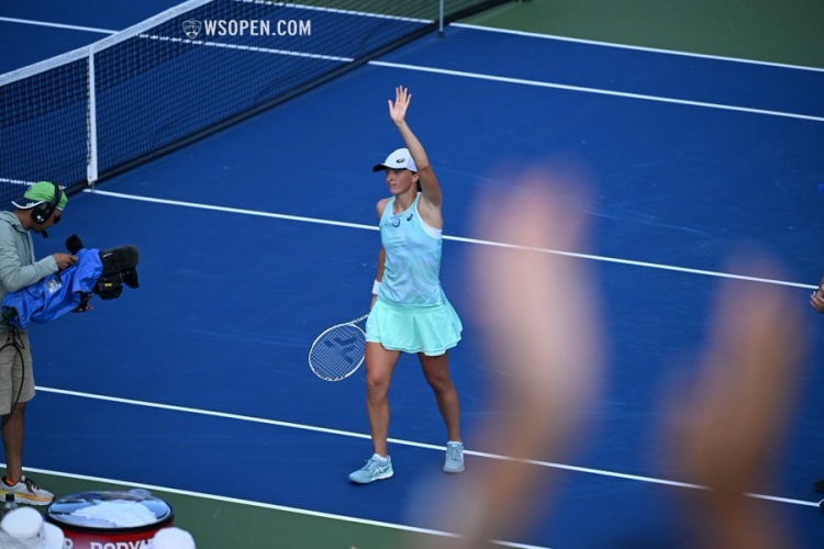 亲临现场为 亲临现场为